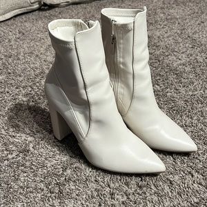 WHITE AMAZING LACE BOUTIQUE BOOTIES